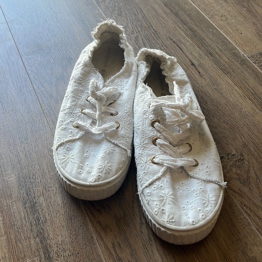 White Madden Girl shoes and an 8.5